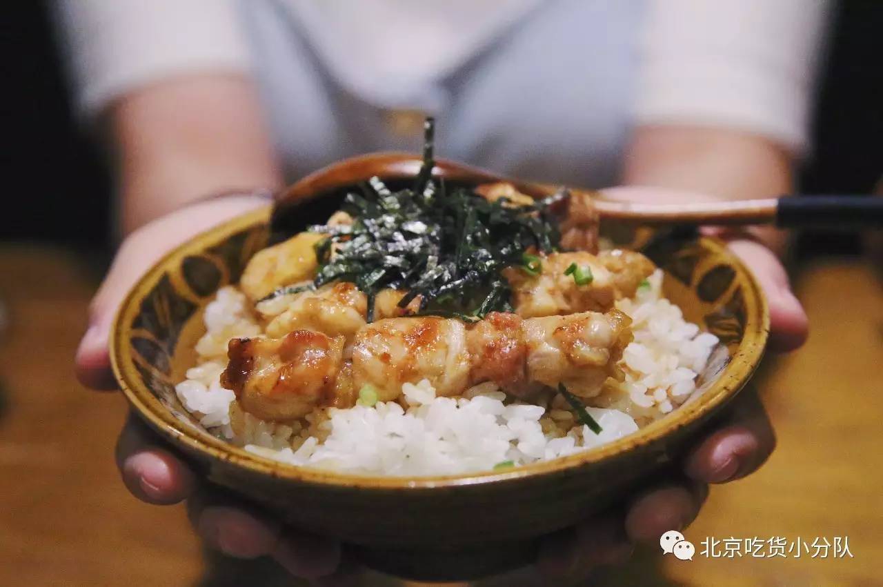 女生拿米饭当隔档防止菜串味