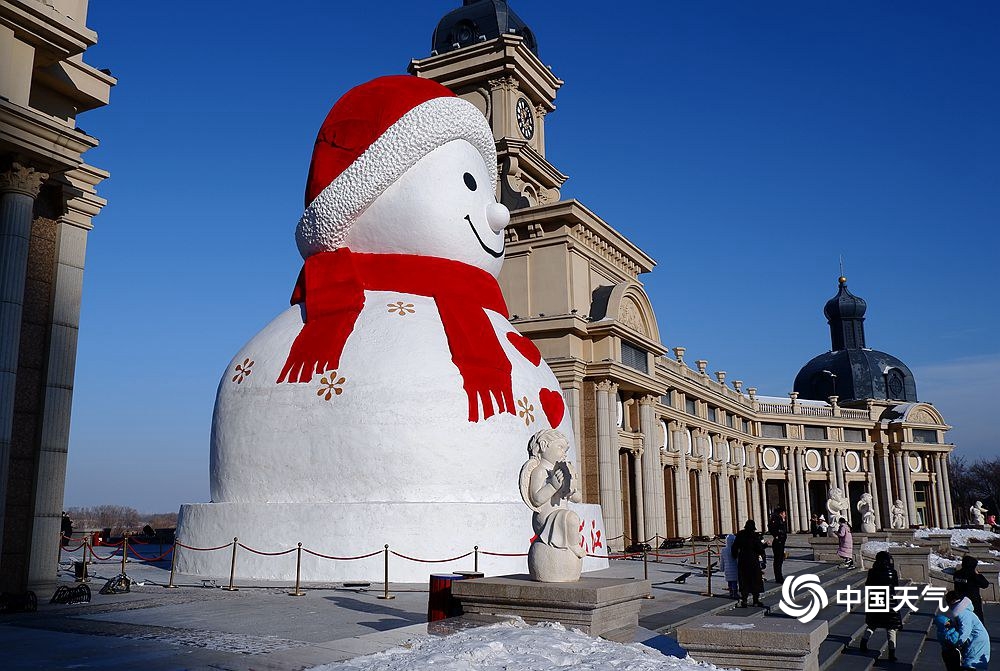 哈尔滨超大雪人亮相，冬日奇观引瞩目_全面解释落实