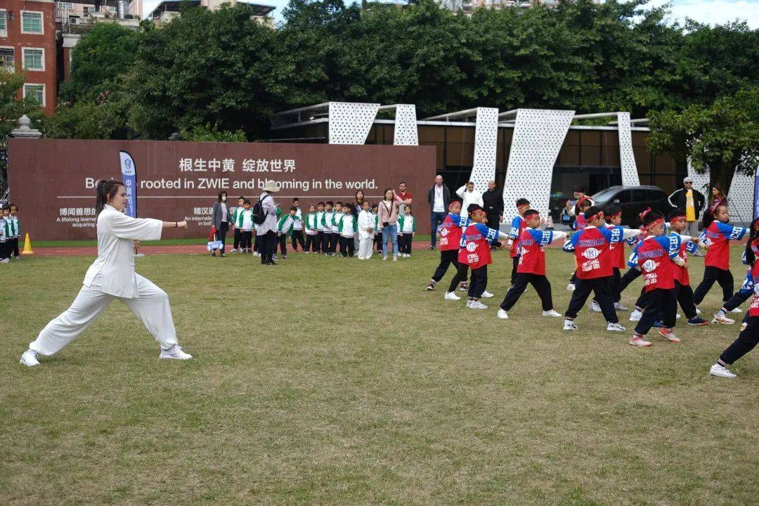 小学生等公交练武术，城市中的活力与成长_有问必答