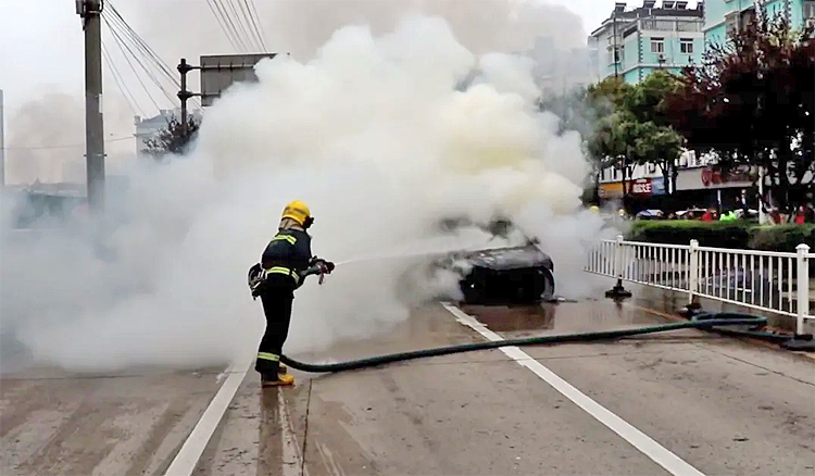 街头一轿车突发爆炸，事件背后的真相与反思_精密解答