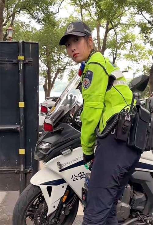 杭州一执勤女骑警神似贾静雯，美丽与力量并存_动态词语解释