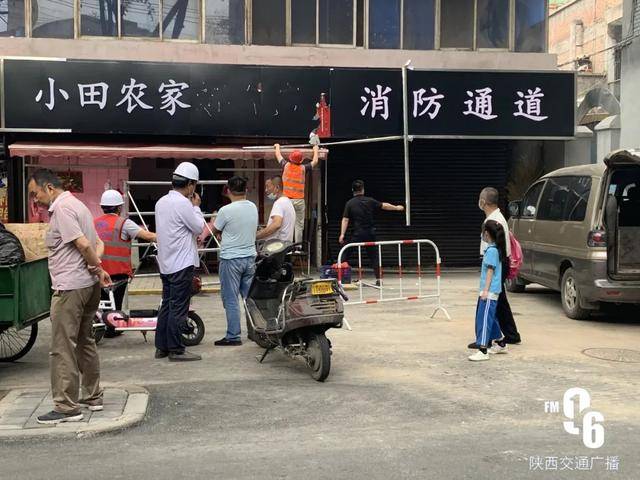 临街商铺黑底白字招牌遭吐槽后拆除，城市风貌与公众审美的思考_动态词语解释落实