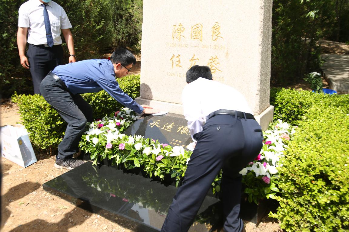 学生逝世，老师如何祭奠？