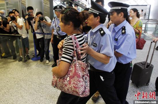 李在明跪下慰问韩国空难遇难者家属