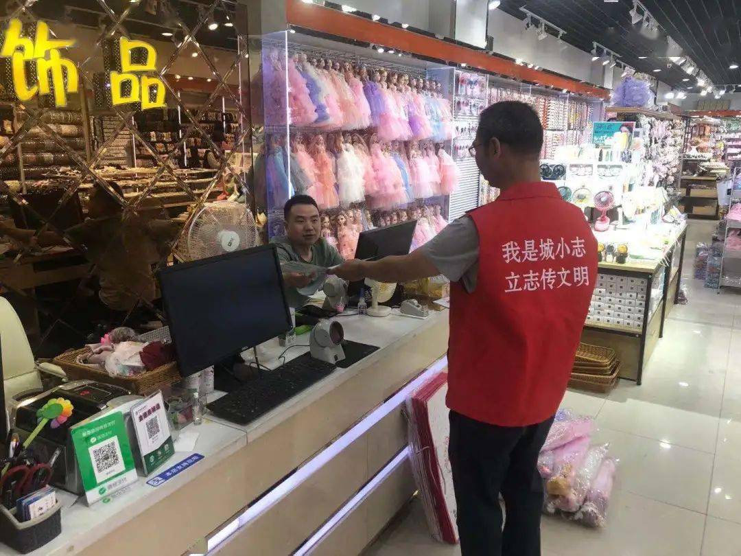 烟花炸坏干洗店衣服，背后的故事引人深思