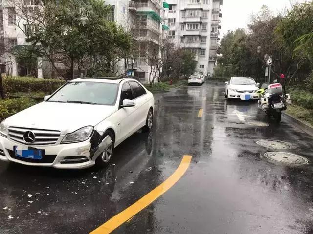 救护车上，生命的奔跑与守护