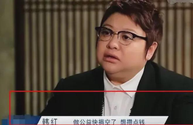 韩红紧握接受治疗男孩的手，暖心安慰——爱的力量温暖人心