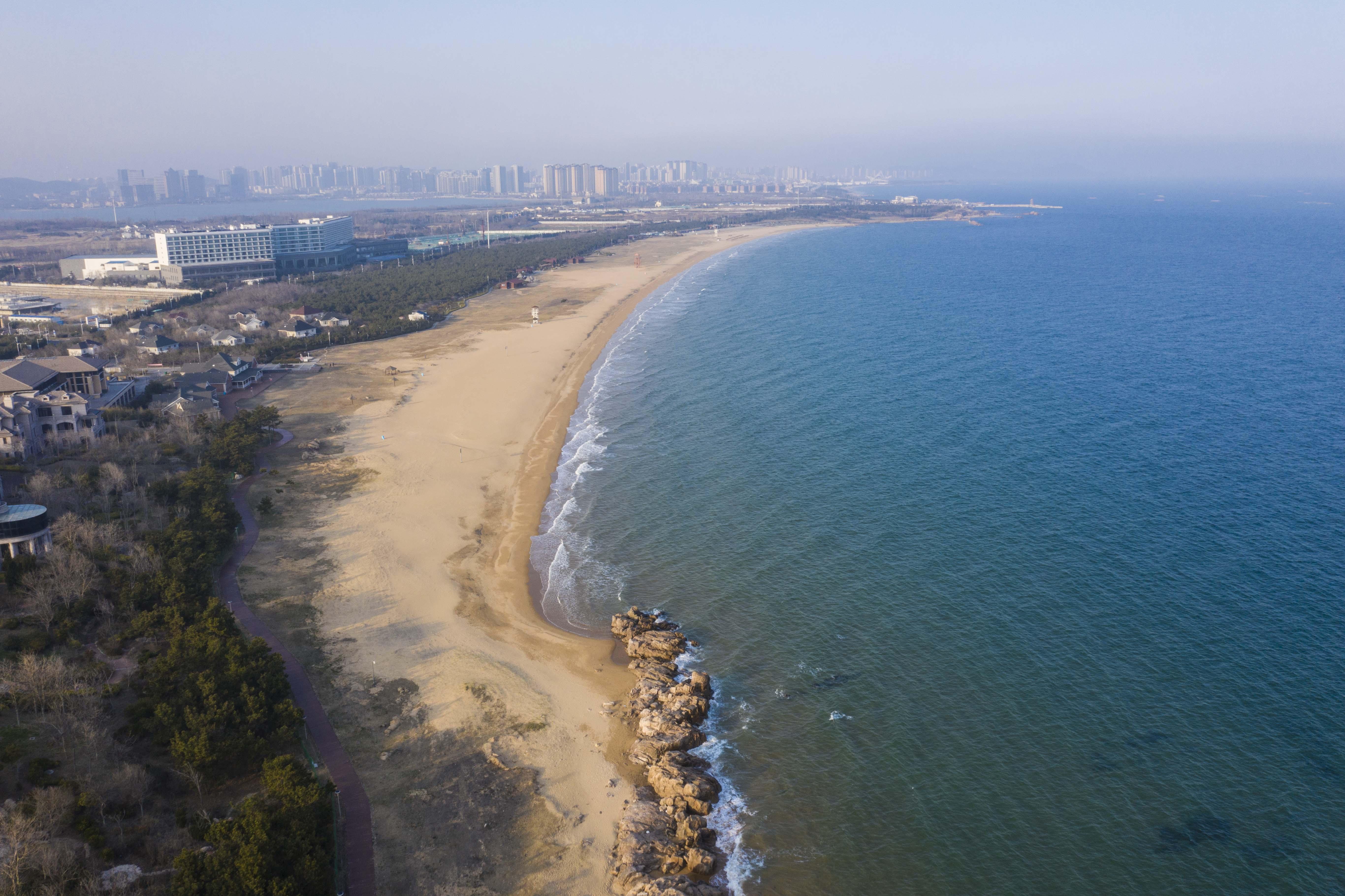 山东一海滩驱赶拍照游客事件引热议，当地回应引关注