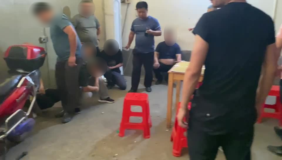 关于男子房内全裸遭服务员闯入的事件分析