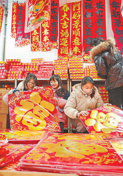 年货市场迎来产销两旺，节日氛围火热蔓延