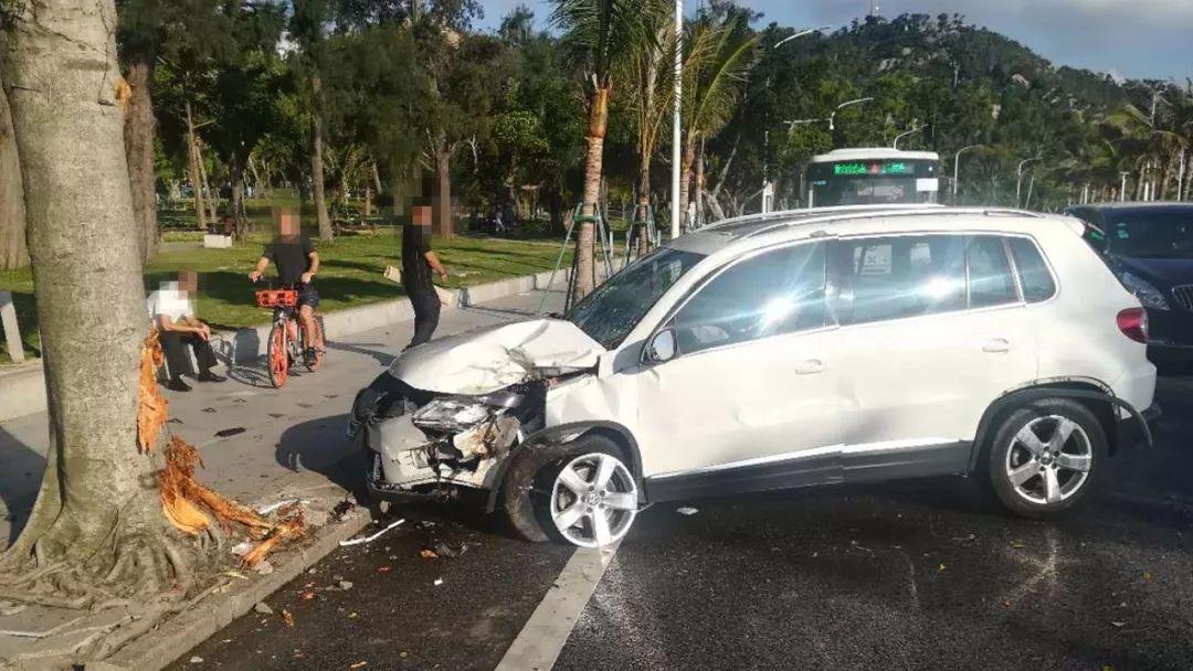 宝宝偷偷下车吓坏路人，惊险一刻引发热议