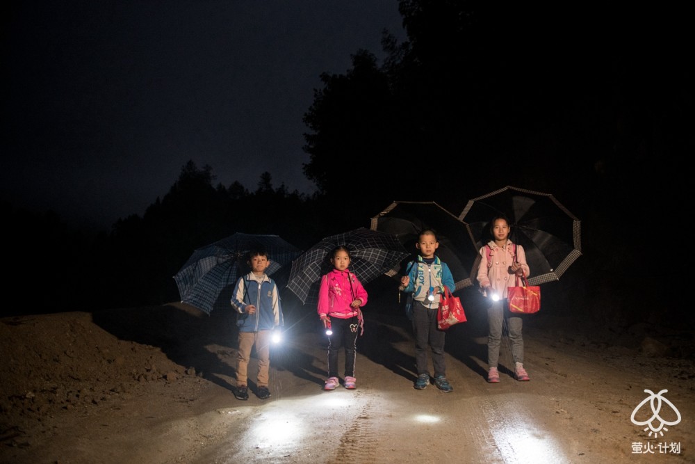 女生凌晨摸黑走山路，好心人捎回城