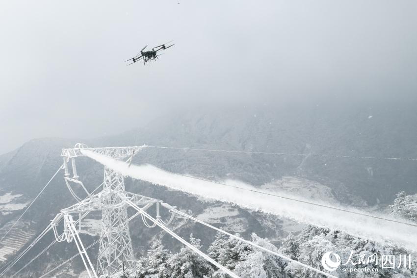 四川小伙雪天高压线上作业引关注