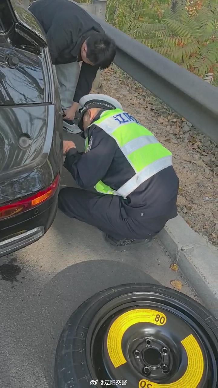 男子快车道上换胎，民警化身夹子侠紧急救援