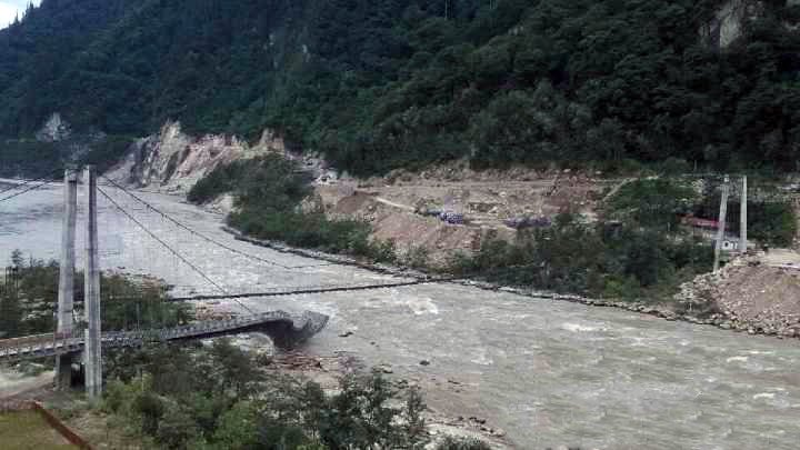 一、悲剧突发，安徽一桥梁垮塌大货车坠河