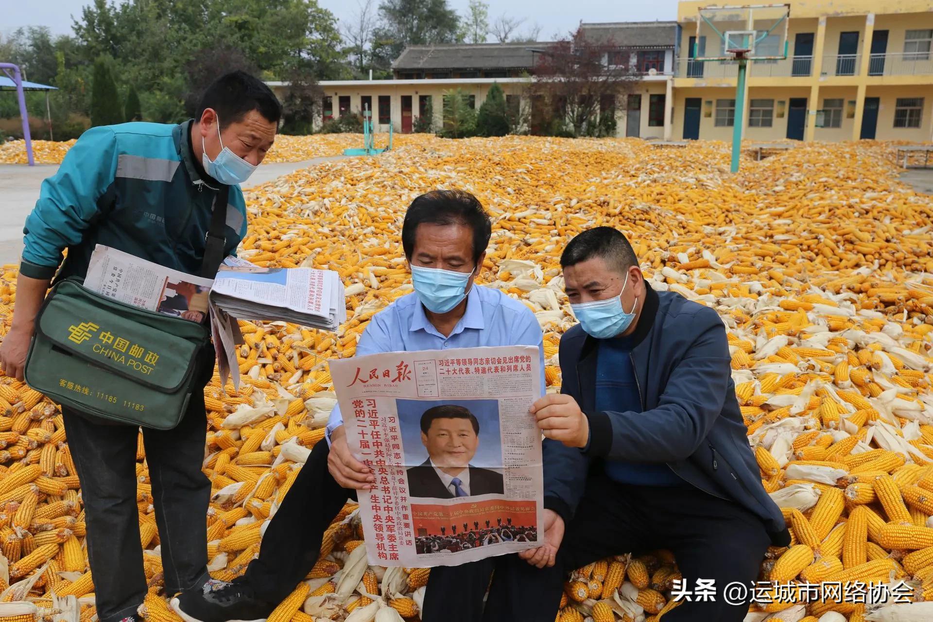 深圳一餐馆老板因“门上喜报”走红