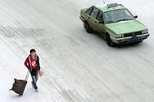 河南暴雪被困12小时车主发声，挑战与坚韧并存