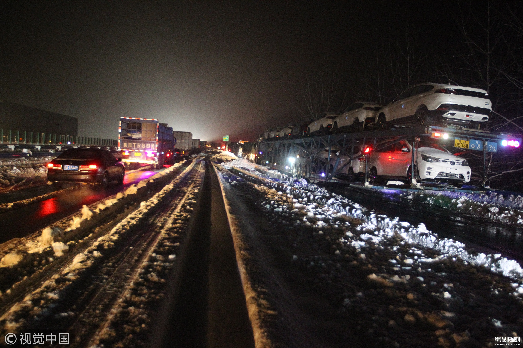 河南暴雪车主被困国道山路5小时