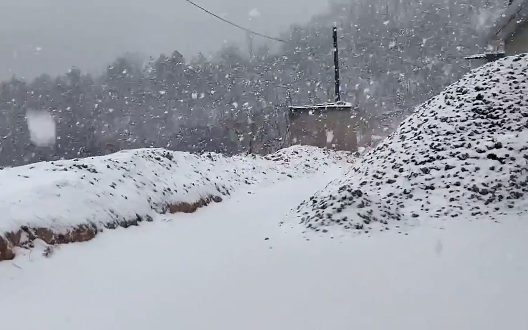 男子山上拍下现实版鹅毛大雪，震撼人心的一幕