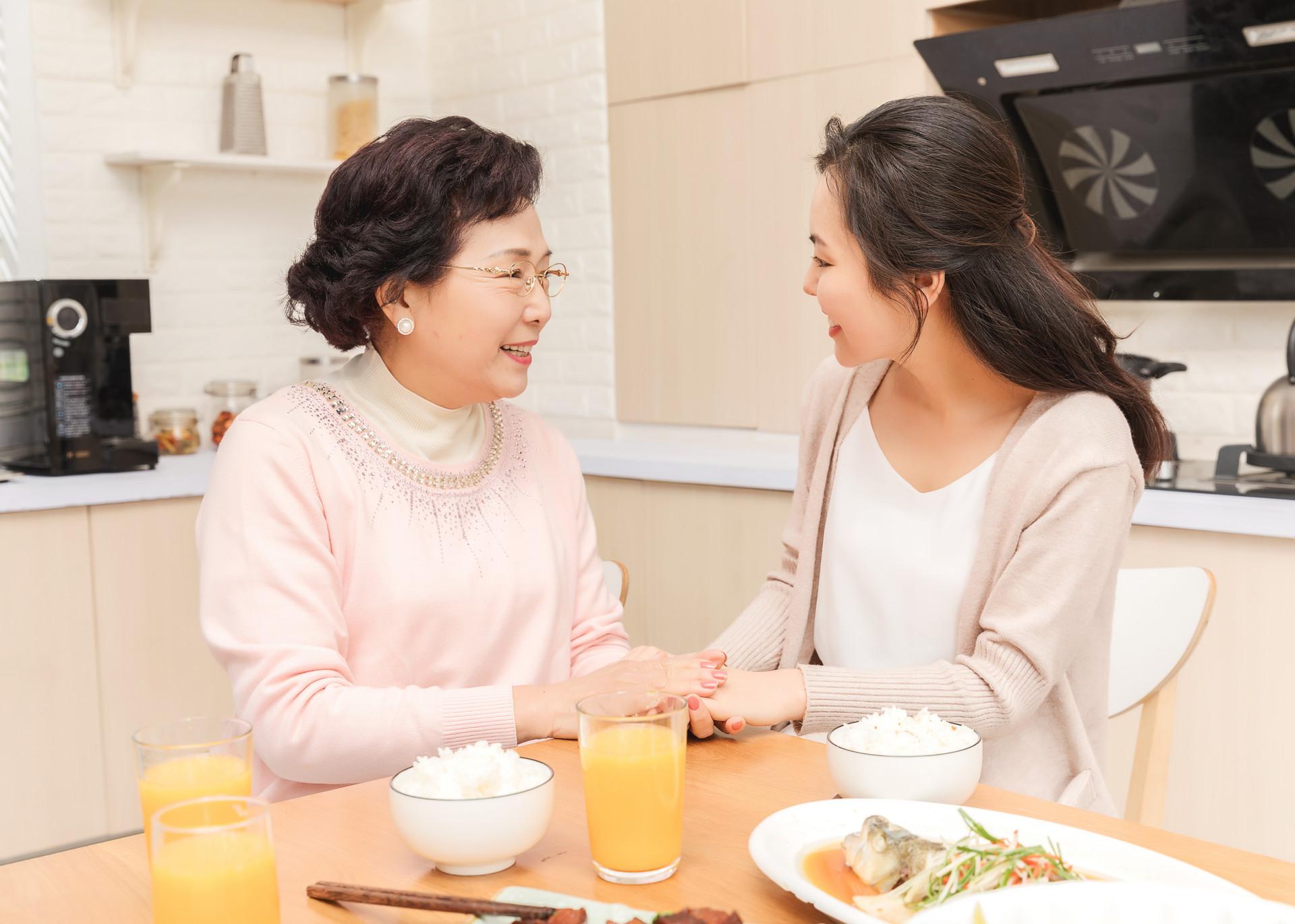 女婿竟把丈母娘忘在了高速上？乌龙事件引发网友热议