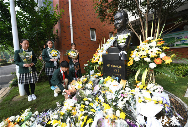 黄旭华灵堂神秘无名花圈引热议，背后隐藏何种深意？