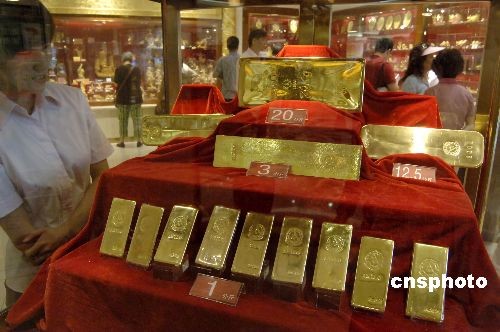 金价飙升逼近900元大关，金店老板面临进货困境