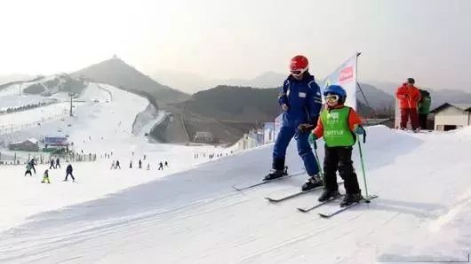 布克与前女友肯豆再度合体！神秘滑雪之旅引发关注热潮