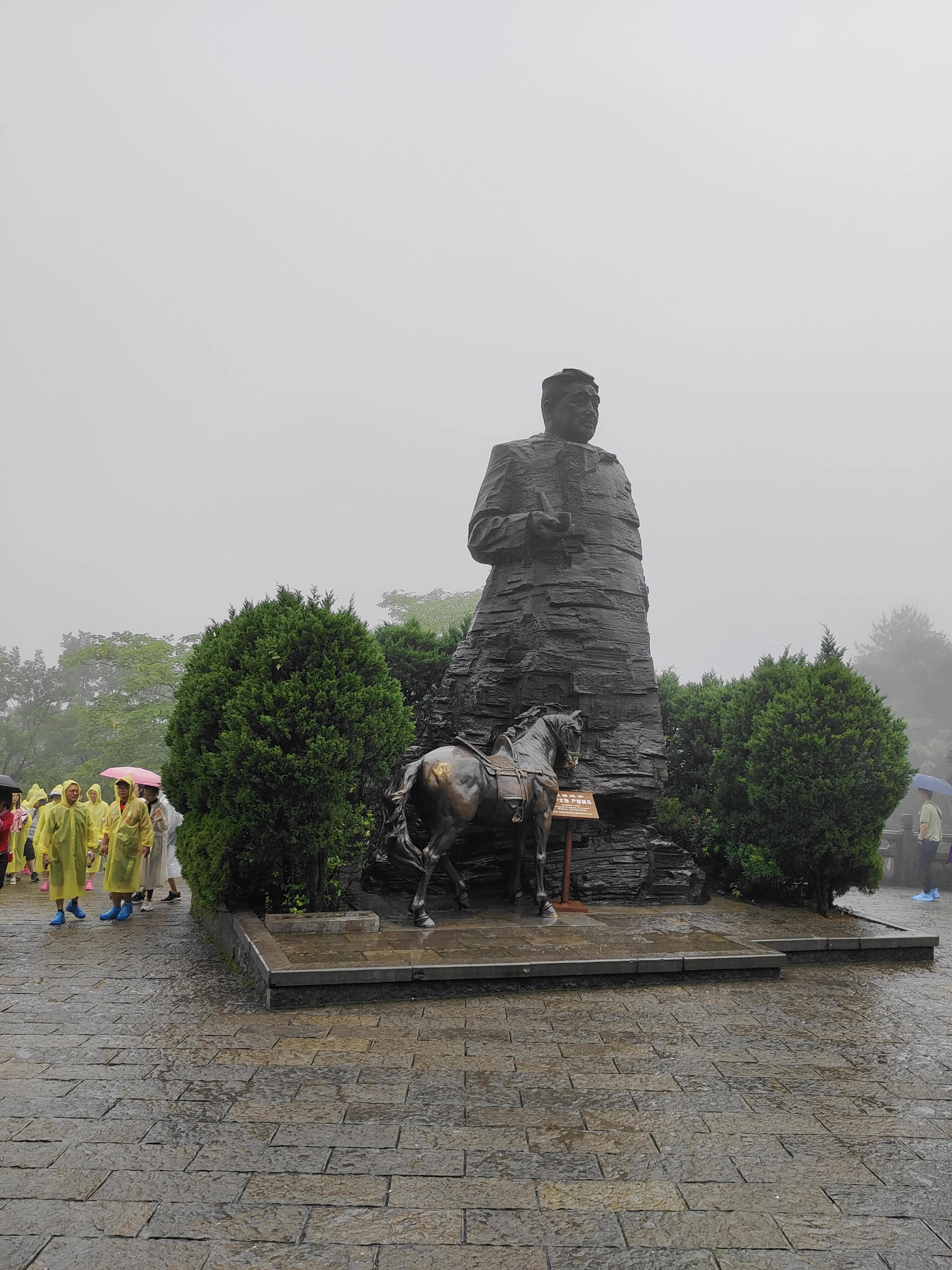 女子大雪天挑战张家界168米天梯，勇气与坚韧的壮丽瞬间