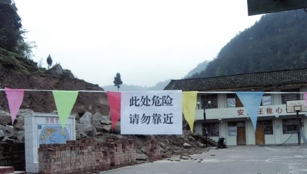 四川景区惊险瞬间，山体垮塌瞬间惊险避让，幸存者的生死时刻