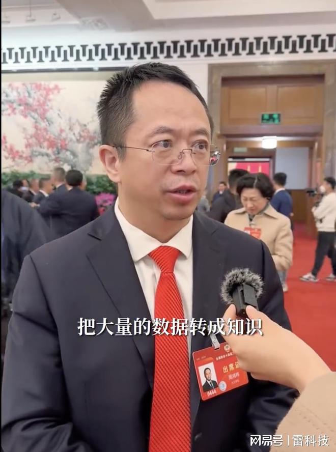 独家揭秘周云杰与雷军并肩同行引热议，他的回应究竟隐藏了什么？悬念重重！