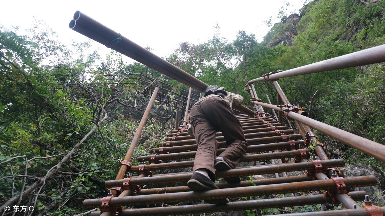 自费修百米登山木梯，勇者之举还是社会责任？揭秘背后的故事与真相。