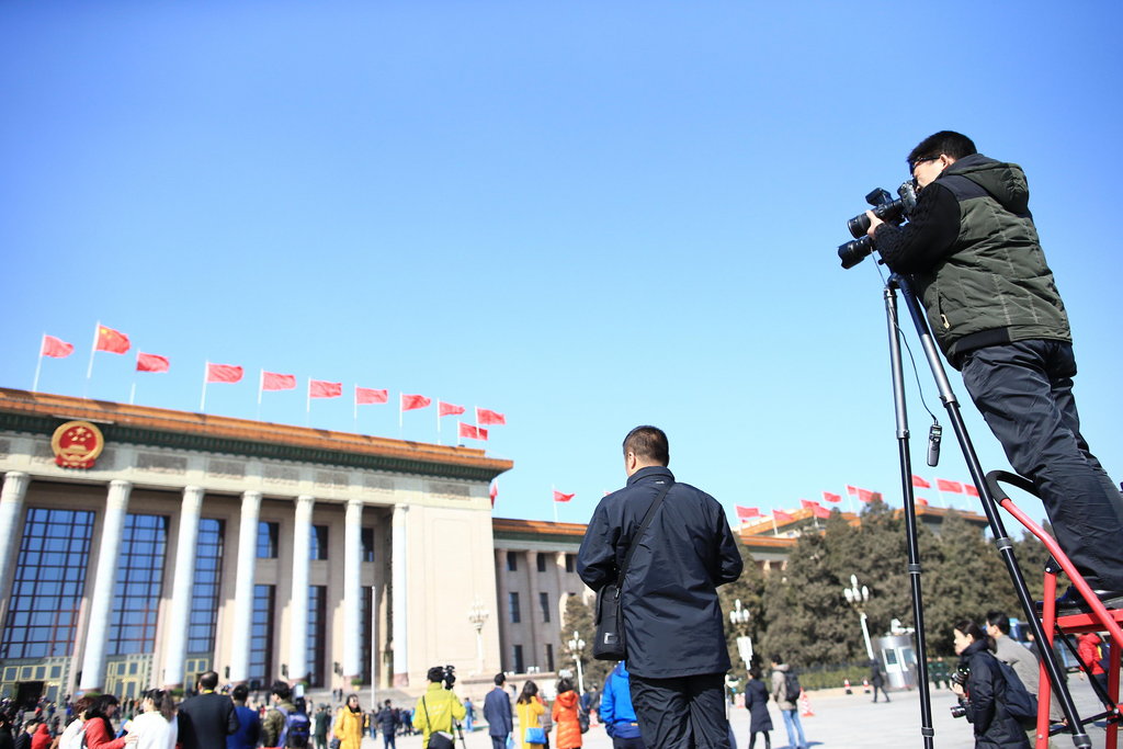 独家揭秘两会记者自带梯子抢占C位背后的故事，争夺话语权的激烈瞬间