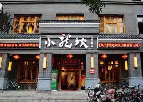 小龙坎火锅店清洁乱象揭秘，拖把、茶壶共用清洁桶引发关注风波