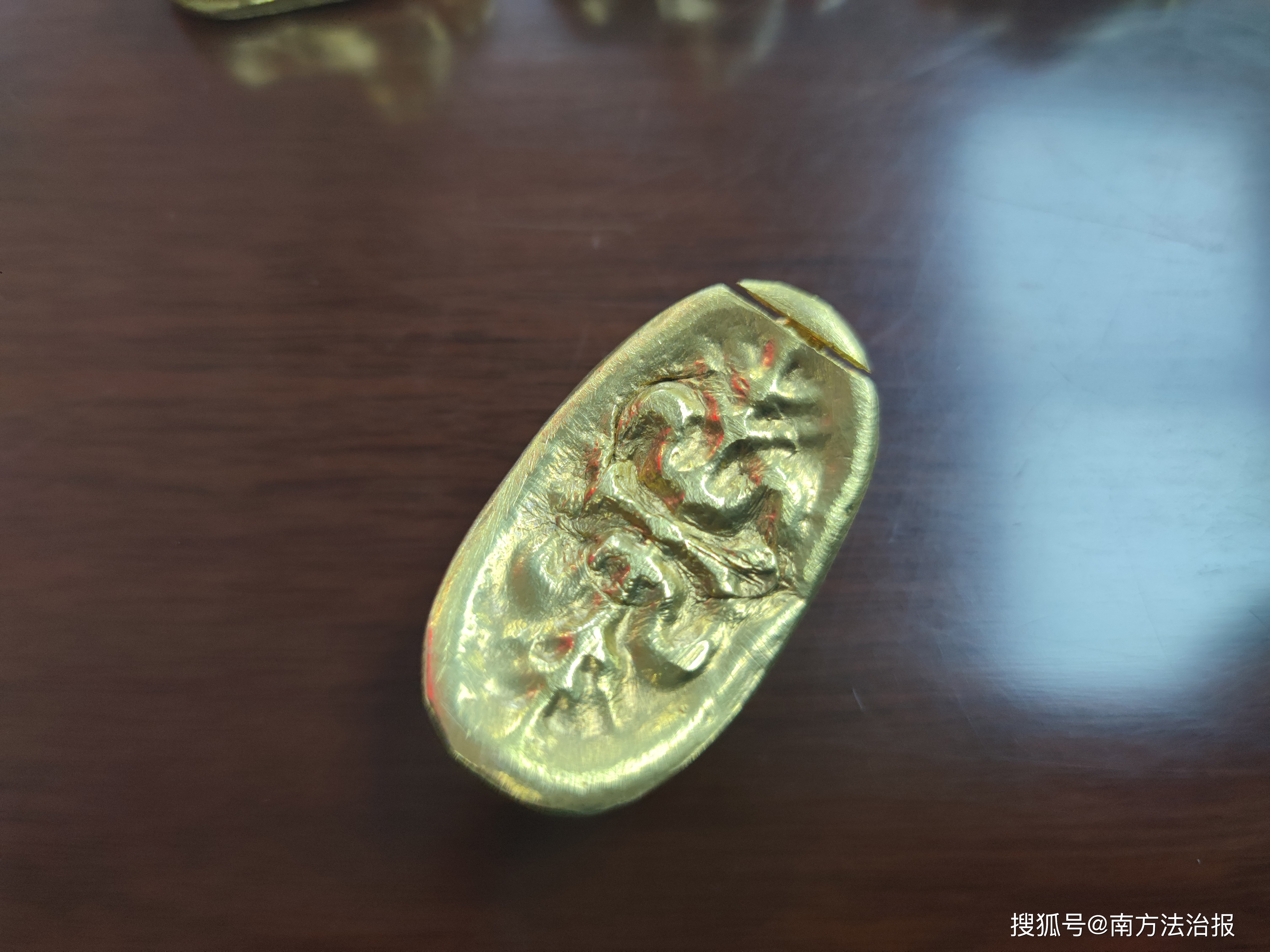 买了两年的黄金“生锈”了