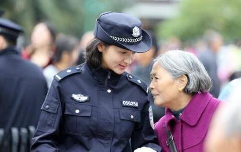 杭州西湖旁女警被撞倒地事件揭秘，深度分析与反思