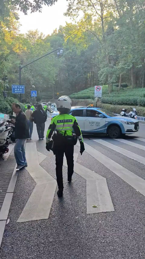 杭州兔子警官执勤时有人当面闯红灯